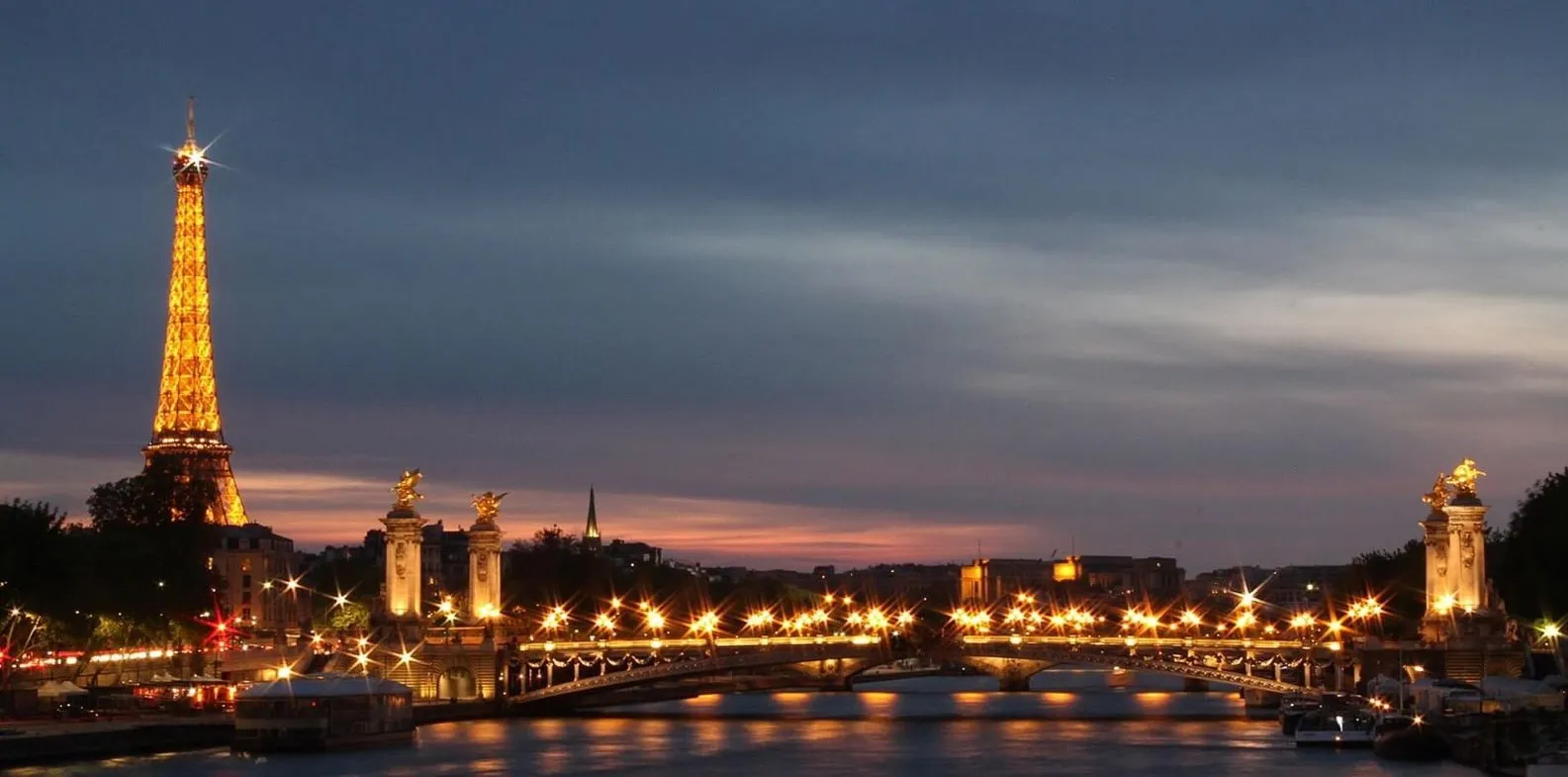 Bureau de change à Paris avec vue sur la tour Eiffel
